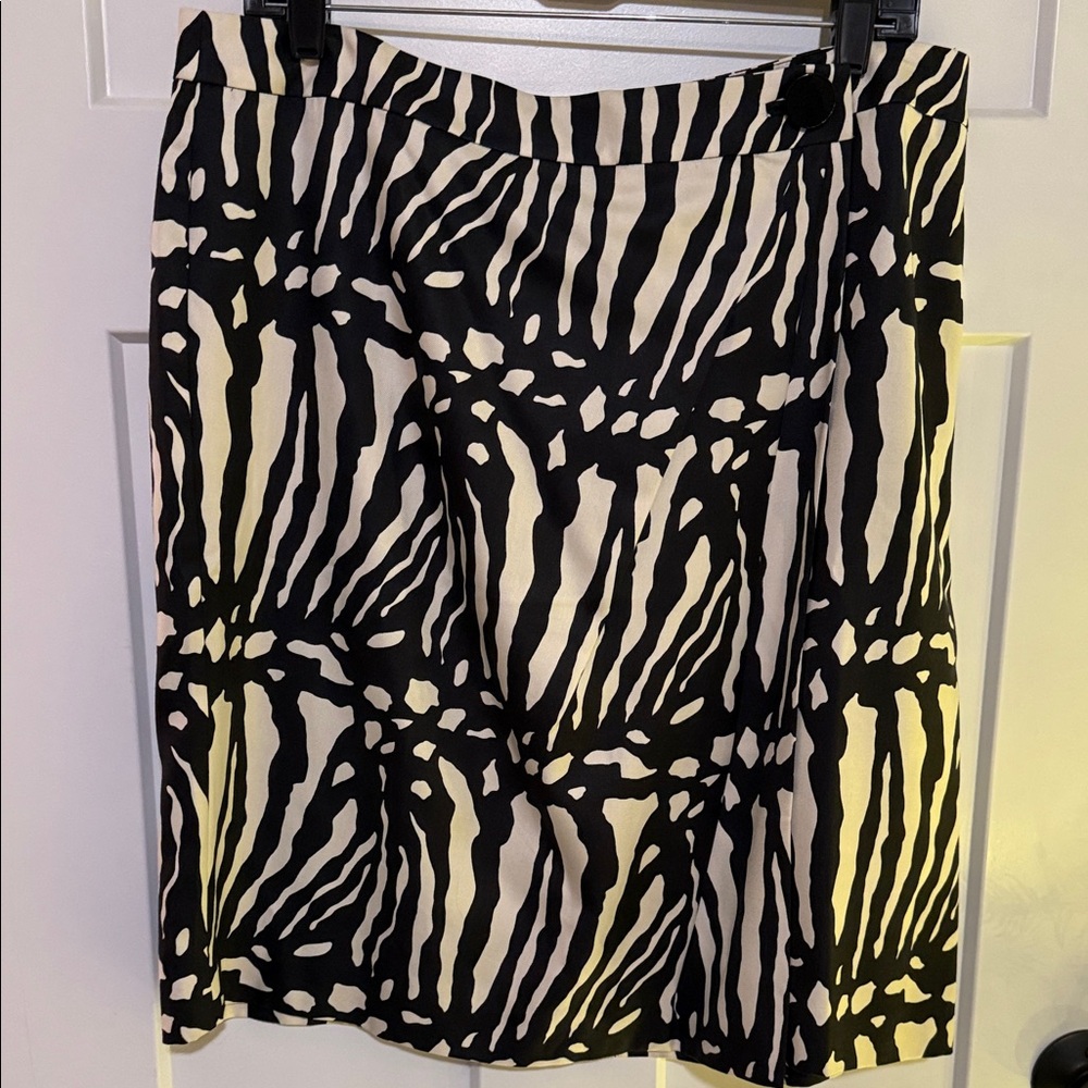 Ann Taylor Black and Cream Patterned A-Line Skirt